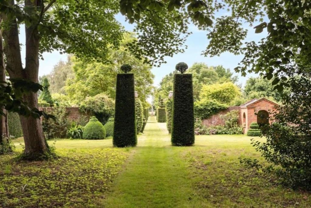 Cressy Hall - Historic Grade II Listed Manor, Gorgeous Topiary Garden Gosberton Екстер'єр фото
